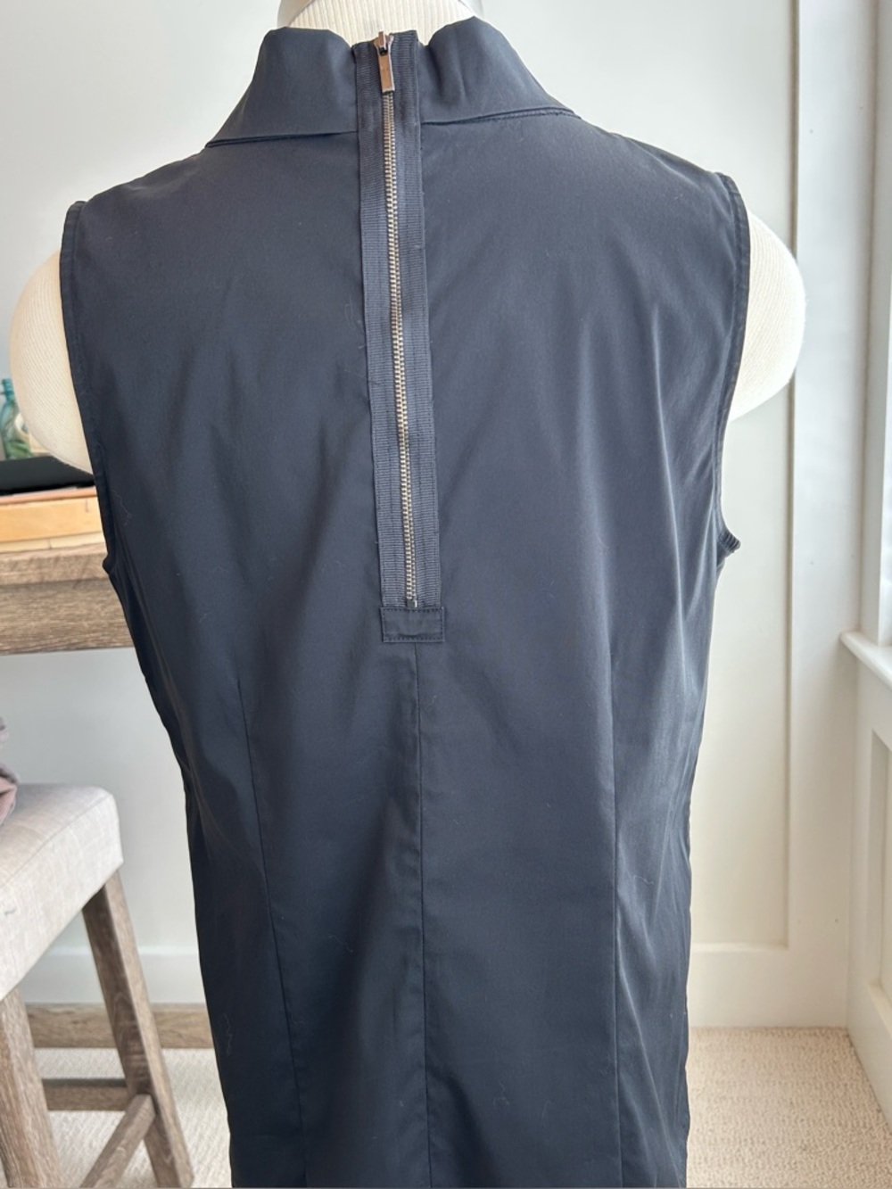 Ellen Tracy Black Sleeveless Top With Bow on the Front and Zipper Down the Back. - Picture 2 of 5